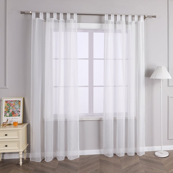 Fenster mit weißen, transparenten Schlaufenschals in hellem Raum.
