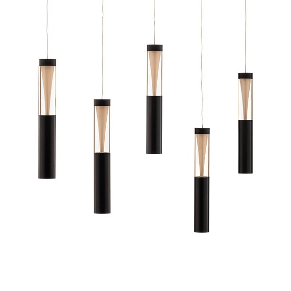 Fünf zylindrische Pendelleuchten in verschiedenen Höhen, schwarzes Metall mit Glaselementen.