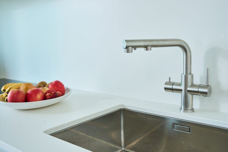 3 Wege Wasserhahn Küchenarmatur, Edelstahl Massiv mit schwenkbarem L-Auslauf und herausziehbarer Brause, Gebürstet