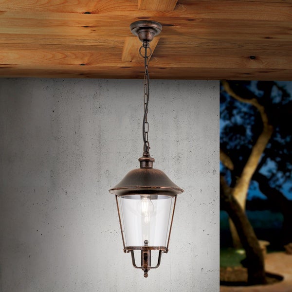Außenpendelleuchte im antiken Design mit Kettenaufhängung, Metallgehäuse und klarem Glas an einer Holzdecke vor einer Betonwand.