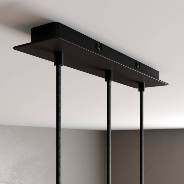 Schwarzer Baldachin aus Metall für drei Pendelleuchten, rechteckige Form mit Textilkabeln, Deckenbefestigung für Hängelampen.