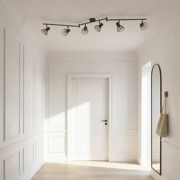 Flur mit Deckenleuchte mit mehreren Strahlern, Spiegel und Tür