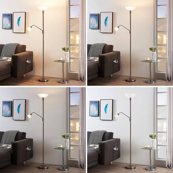 Stehlampe mit Leselampe neben Sofa und Beistelltisch