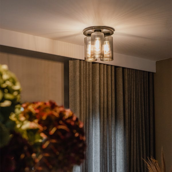 Deckenleuchte mit drei transparenten Zylindern für stimmungsvolle Beleuchtung