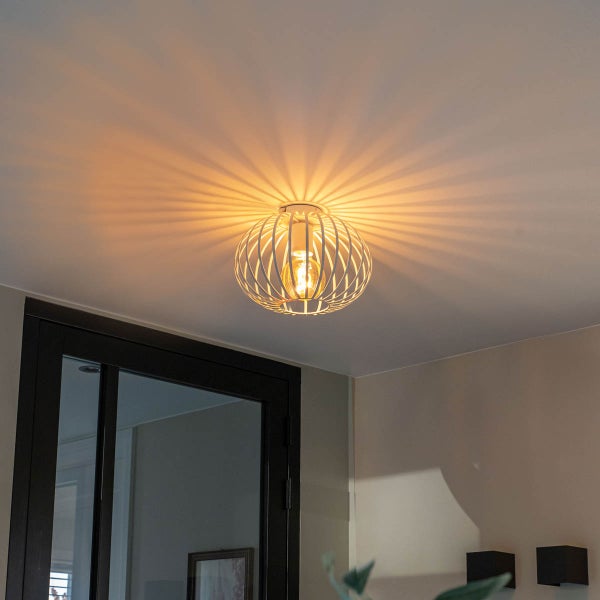 Deckenleuchte mit kugelförmigem Lampenschirm und Lichteffekten an der Decke