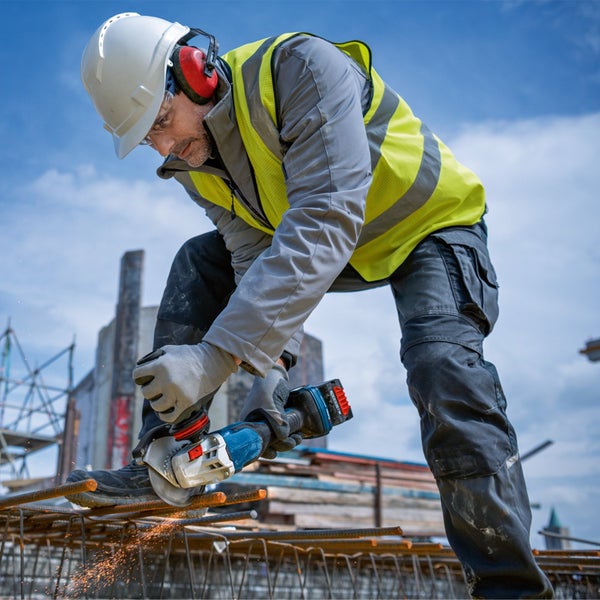 Illustration einer Person mit den Maßen 180 cm und einem Objekt mit den Maßen 34 x 24,7 cm