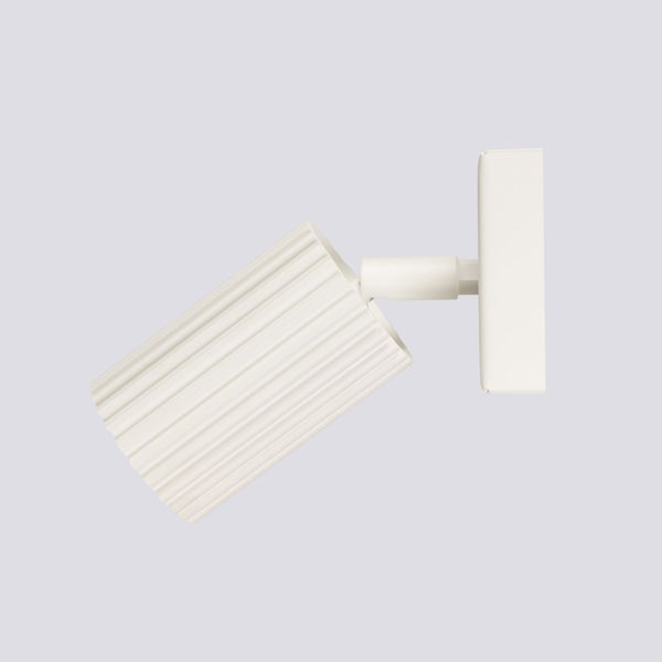 Weiße Wandleuchte mit geriffeltem Lampenschirm