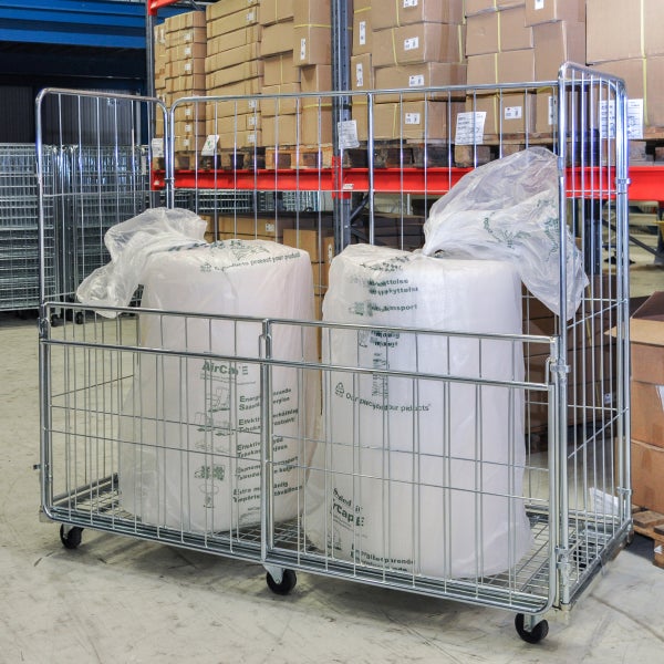 Rollcontainer mit zwei Rollen Luftpolsterfolie in einem Lager