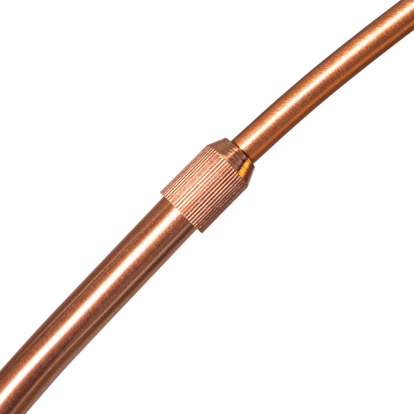 Detailaufnahme eines Kupferrohrs mit gerändelter Mutter