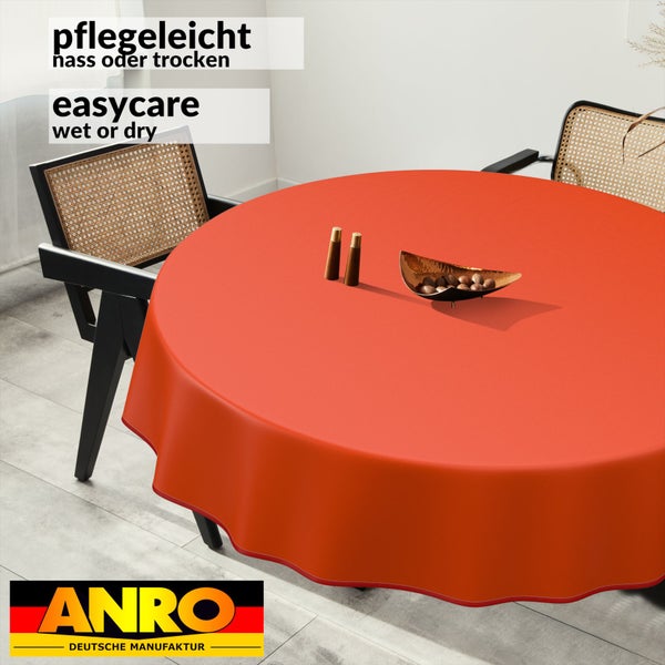 Abwaschbare Tischdecke auf einem Tisch mit Dekoration und zwei Stühlen