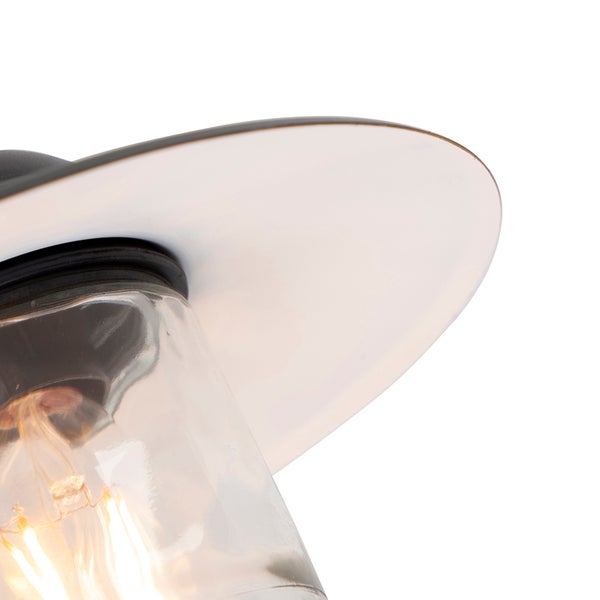 Detailansicht einer Außenleuchte mit flachem Schirm, klarem Glaszylinder und brennendem Filament-Leuchtmittel.