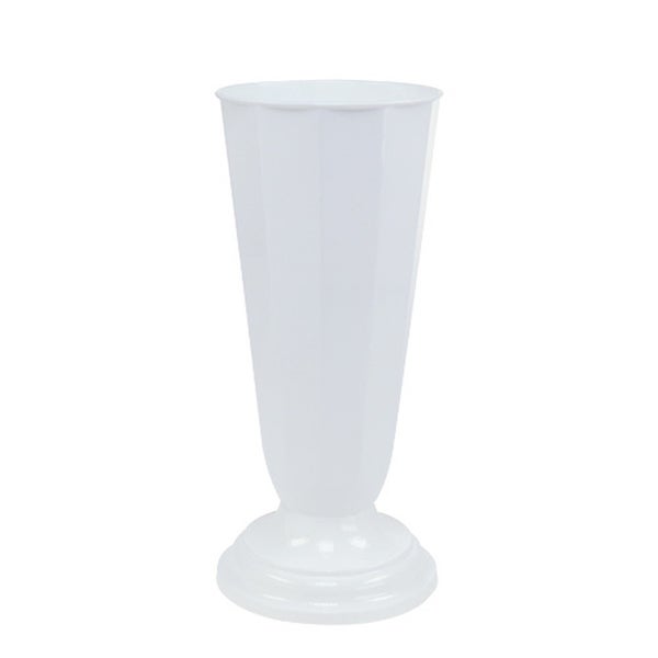 Weiße, hohe, facettierte Grabvase aus Kunststoff mit rundem Standfuß.