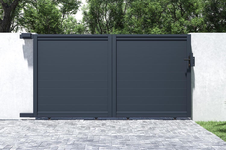 Modernes Schiebetor aus Aluminium mit horizontalen Lamellen in Anthrazit, montiert zwischen zwei Mauern auf einer gepflasterten Einfahrt.