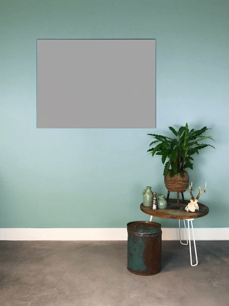 Wandgestaltung mit rechteckigem Paneel, Beistelltisch, Zimmerpflanze und rustikaler Dekoration auf Estrichboden.