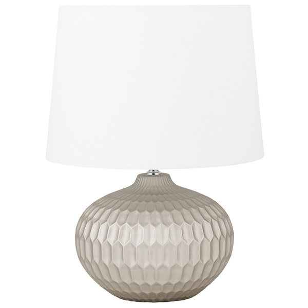 Tischleuchte mit Lampenschirm und geometrischem Muster