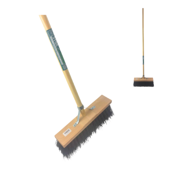 Kehrbesen mit Holzstiel und Borsten