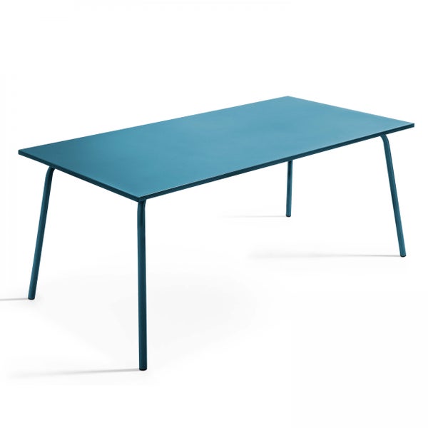 Moderner rechteckiger Gartentisch aus Metall in Blau mit vier schlanken Beinen.