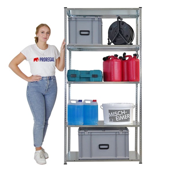 Regal mit fünf Ablageflächen, beladen mit Aufbewahrungsboxen, einer Kabeltrommel, Kanistern und einem Farbeimer, mit einer daneben stehenden Person.