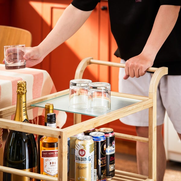 Servierwagen aus Bambus mit Getränken und Gläsern