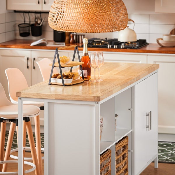 Kücheninsel mit Arbeitsplatte aus Holz, Stauraum und Dekorationen in einer hellen Küche.