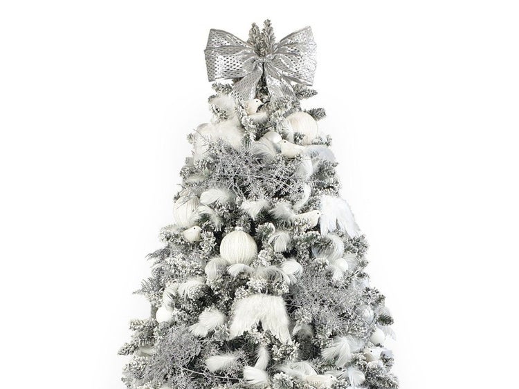 Weihnachtsbaum mit künstlich verschneiten Zweigen dekoriert mit silberner Schleife Kugeln und Federn für eine festliche Dekoration.