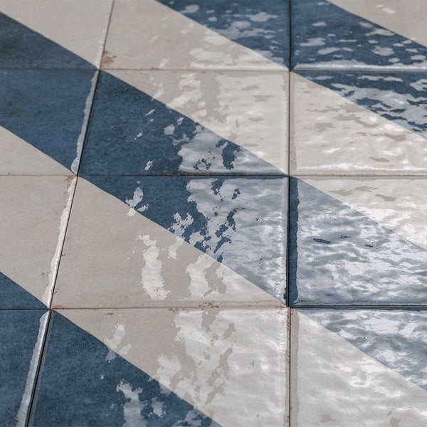 Wandfliesen mit geometrischem Streifenmuster in glänzender Optik für die Innenraumgestaltung