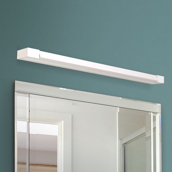 Moderne LED Spiegelleuchte in länglicher Form zur Wandmontage oberhalb eines Spiegels