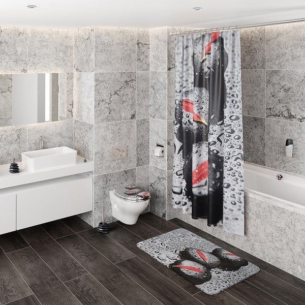 Badezimmer-Set bestehend aus Duschvorhang, Badematte und WC-Sitz mit Stein- und Blütenmotiv in einem modern gestalteten Badezimmer.