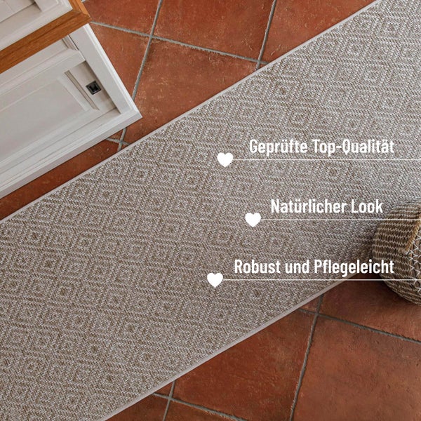 Webteppich Läufer mit Rautenmuster auf Fliesenboden, Hinweise auf geprüfte Qualität, natürlichen Look und Pflegeleichtigkeit.
