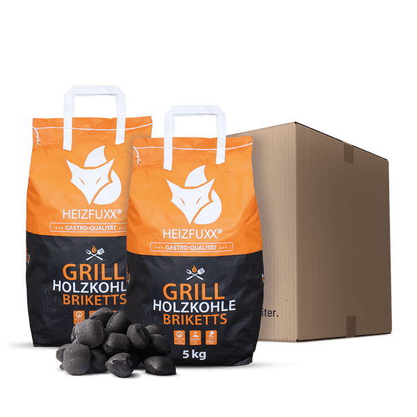Zwei 5 Kilogramm Säcke Heizfuxx Grill-Holzkohlebriketts in Gastronomie-Qualität neben einem Versandkarton und einigen losen Briketts.