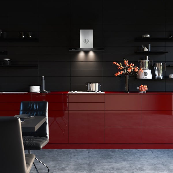 Moderne Küche mit roter Hochglanzfront, schwarzer Wand und Edelstahl Dunstabzugshaube über dem Kochfeld.