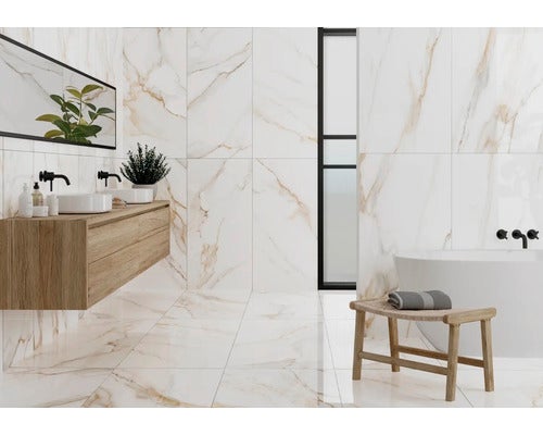 Helles Badezimmer mit Marmorfliesen, Waschtisch und Badewanne