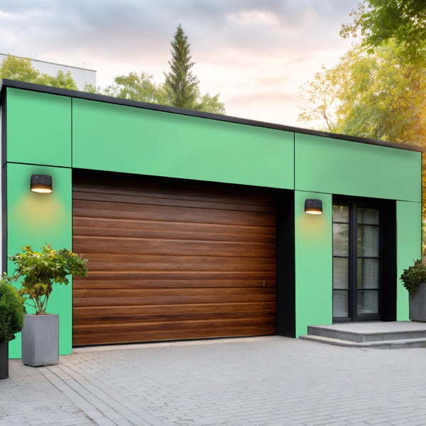 Garage mit Holztor, Seitentür und Außenleuchten