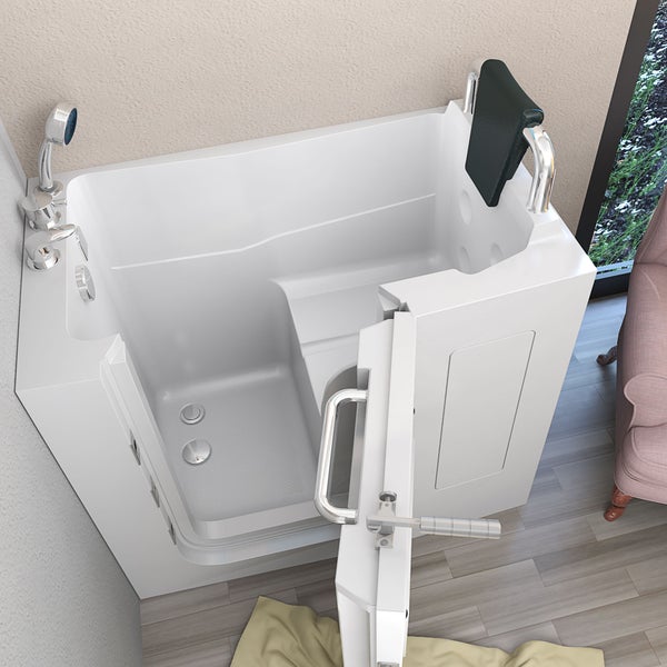 Weiße Sitzbadewanne mit Seitentür, Handbrause, Armatur und schwarzer Kopfstütze.