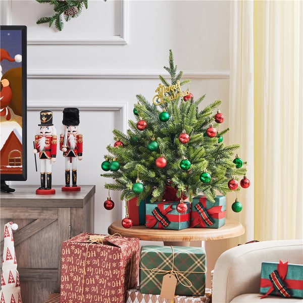 Dekorierter Weihnachtsbaum mit Geschenken und Nussknackern in einem Wohnzimmer.