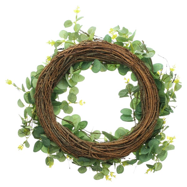 Künstlicher Eukalyptuskranz mit grünen Blättern und weißen Blüten auf einem braunen Geflecht aus Zweigen.