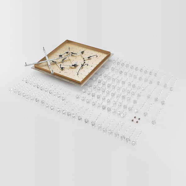 Demontierte Deckenleuchte mit Kristallen