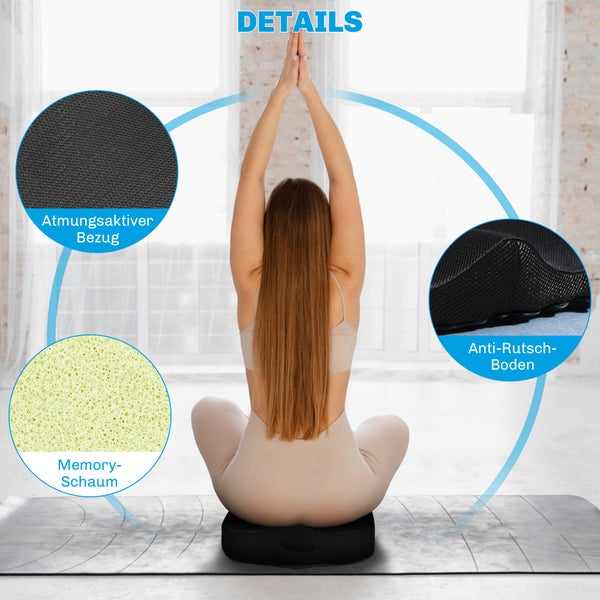 Person sitzt auf einem Sitzkissen aus Memory Schaum mit atmungsaktivem Bezug und Anti Rutsch Boden für ergonomisches Sitzen bei Yoga Übungen.
