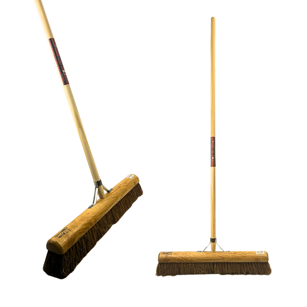 Zwei Straßenbesen mit Holzstiel und Borsten