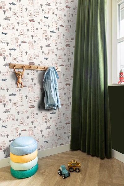 Kinderzimmer mit Mustertapete, Holzgarderobe, Spielzeug und grünem Vorhang