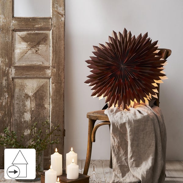 Solarleuchte im Garten mit Blumenbeet