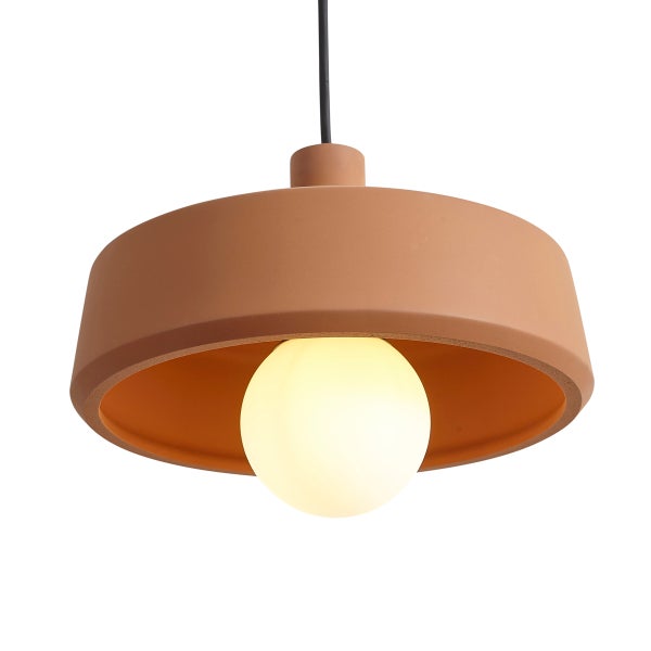 Moderne Hängeleuchte aus Ton mit runder Form und einer Glühbirne an einem schwarzen Kabel
