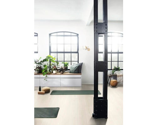 Lochwand mit Regalkästen zur Werkzeugaufbewahrung