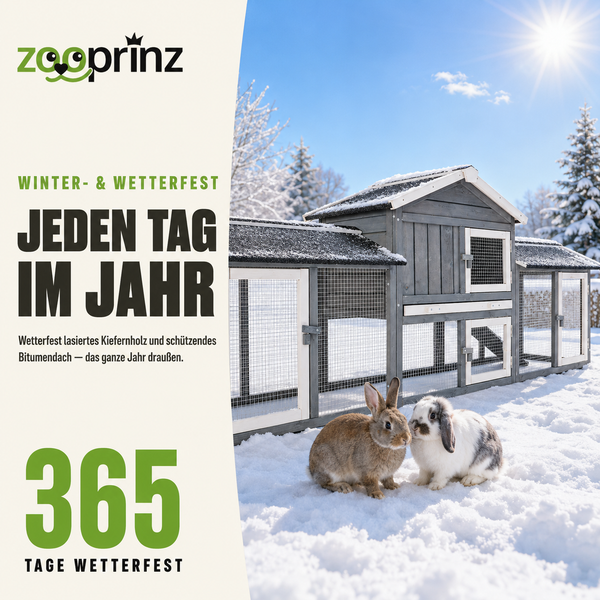 Wetterfester Kleintierstall aus lasiertem Kiefernholz mit Bitumendach in einer verschneiten Winterlandschaft mit zwei Kaninchen. zooprinz Logo.