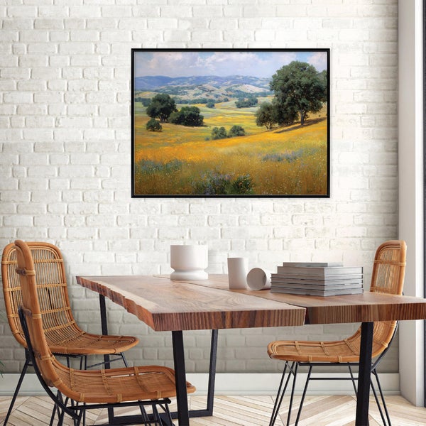 Gemälde mit Landschaftsmotiv über einem Esstisch mit Stühlen