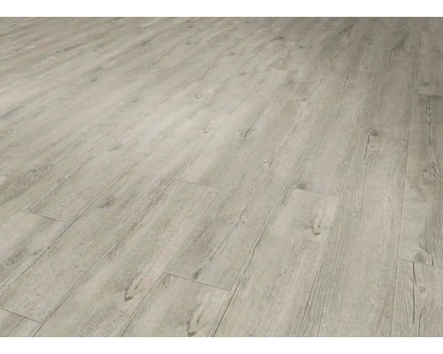 Heller Holzboden mit Paneelen im Fischgrätmuster