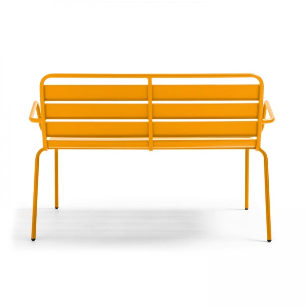 Moderne Gartenbank aus Metall in Orange mit Rückenlehne aus Lamellen und Armlehnen, Rückansicht.