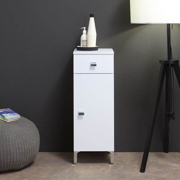 Schmaler weißer Badschrank mit einer Schublade und einer Tür in einem modern und übersichtlich gestalteten Raum.