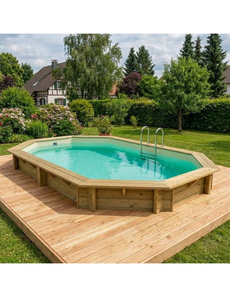 Holzpool mit Leiter und Holzterrasse im Garten