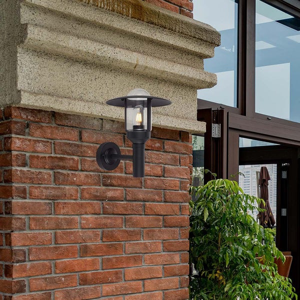 Wandleuchte zur Außenbeleuchtung an einer Backsteinmauer